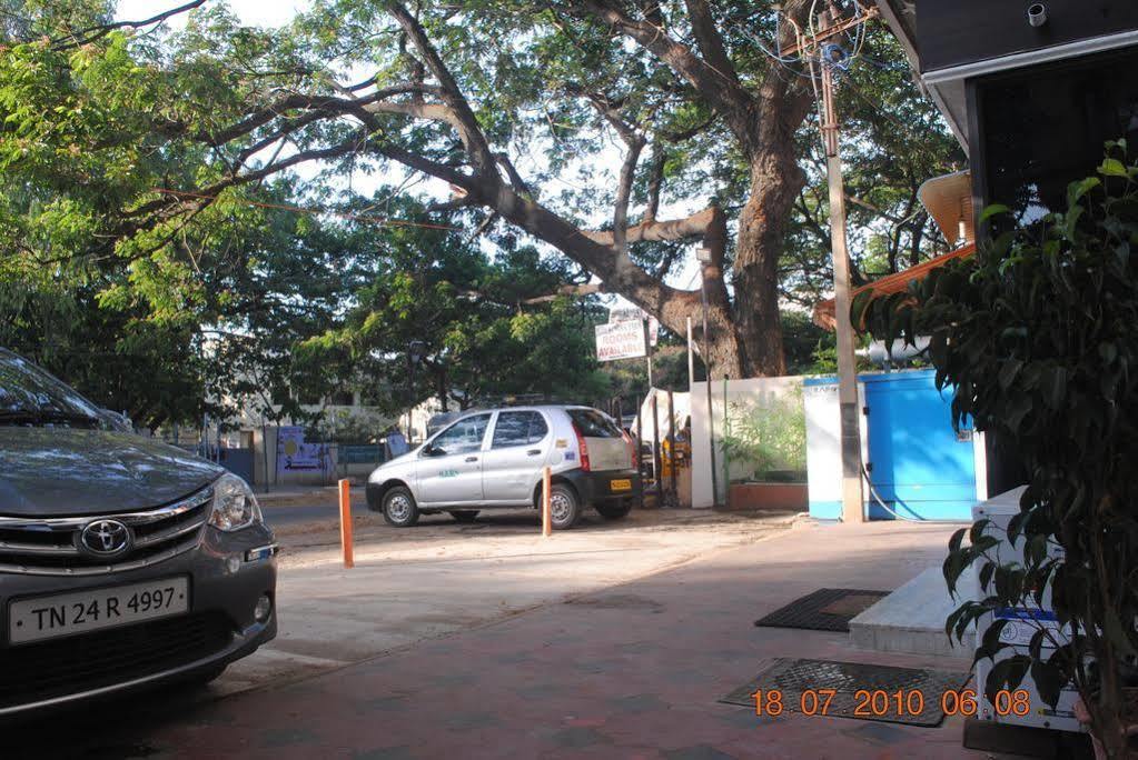 Deluxe Hotel Chennai Exterior photo